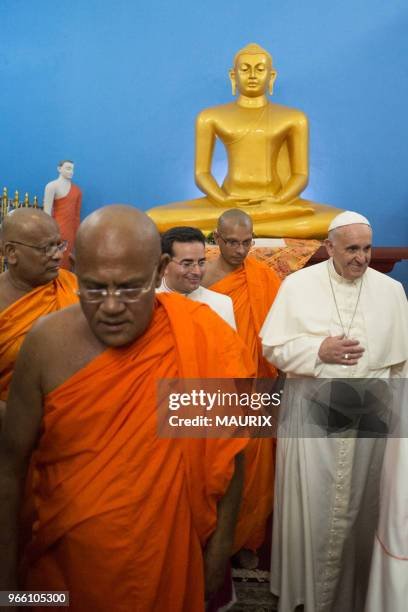 | පූජ්ය බානගල උපතිස්ස නාහිමියන් ශුද්ධෝතම ප්රැන්සිස් පාප් වහන්සේ සමගින්