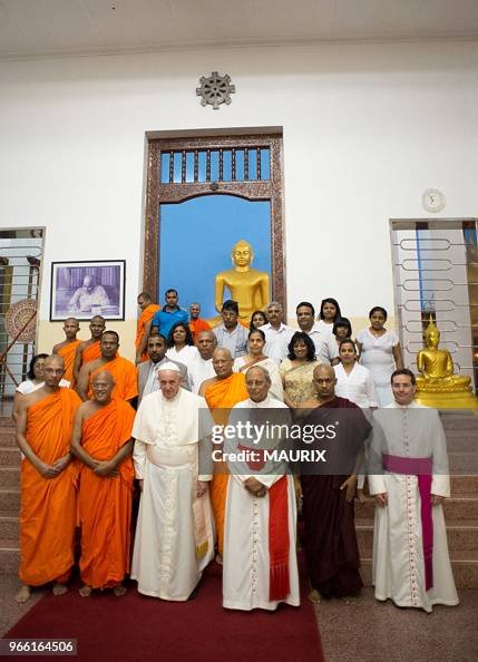 | පූජ්ය බානගල උපතිස්ස නාහිමියන් ශුද්ධෝතම ප්රැන්සිස් පාප් වහන්සේ සමගින්
