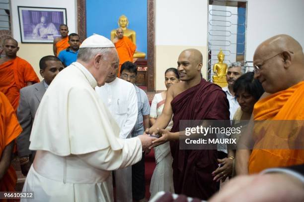 | පූජ්ය බානගල උපතිස්ස නාහිමියන් ශුද්ධෝතම ප්රැන්සිස් පාප් වහන්සේ සමගින්