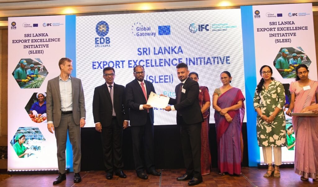 ‍| සහතික පත් ලබාදෙමින්