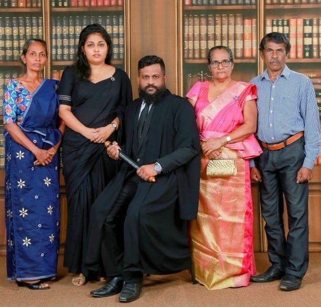| නීතිඥ චතුර චාමින්ද ගුණරත්න තම පවුලේ අය සමග