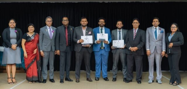 | Evaluation Speech) ප්‍රථම ස්ථානය යාසිව් රසාක් (Yasiv Razzak) සහ දෙවන ස්ථානය දිනාගත් යූසුෆ් සුබ්රි (Yoosuf Zubry) තුන්වන ස්ථාන දිනාගත් මෂින් හුසේන් යන  ජයග්‍රහයකයන් ප්‍රධාන ආරාධිතයන් සමඟ.