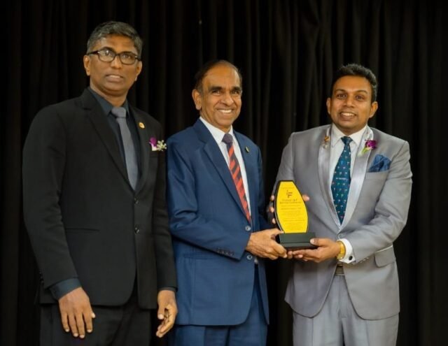 | 2017 ජාත්‍යන්තර ටෝස්ට් මාස්ටර් සංගමයේ හිටපු සභාපති අරුණාසලම් බාල්රාජ් මහතාට කොළඹ ටෝස්ට්  මාස්ටර් සංගමයේ අධ්‍යක්ෂ කසුන් විජේතිලෙක  මහතා උපහාර සමරු තිළිණය ප්‍රදානය කිරීම. අධ්‍යක්ෂ ලලිත් මානගේ මහතා ද ඡායාරූපයේ වේ.