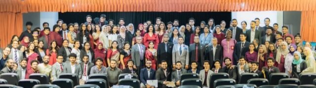 | තරගාවලියට සහභාගී වූ පිරිස සහ උත්සවයට සහභාගි වූ සියලු ප්‍රභූන්ගේ සමූහ ඡායාරූපය.