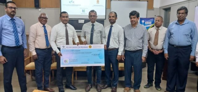 | කැලණි කේබල්ස් ආයතනයේ නියෝජ්‍ය සාමාන්‍යාධිකාරි, ආචාර්ය සුරංග පතිරණ මහතා විසින් ඉංජිනේරු පීඨයේ විදුලි හා ඉලෙක්ට්‍රොනික දෙපාර්තමේන්තුවේ අංශ ප්‍රධානි මහාචාර්ය විජිත හේරත් මහතා වෙත චෙක්පත ලබාදුන් අයුරු.