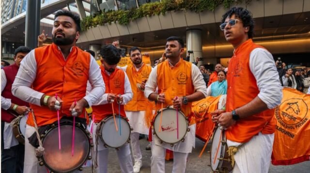 | ඉන්දීය අග්රාමාත්ය නරේන්ද්ර මෝදි පිළිගැනීමට එක් වූ මෙල්බන් ඩයස්පෝරාව